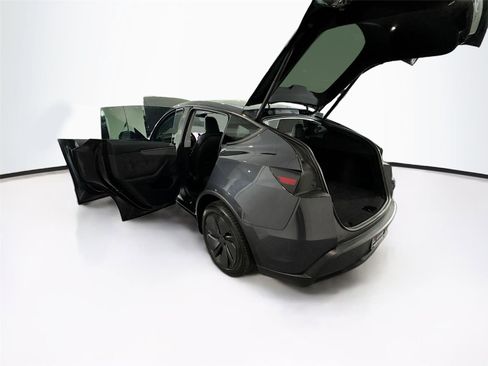 Used 2026 Tesla Model Y 2WD image 38