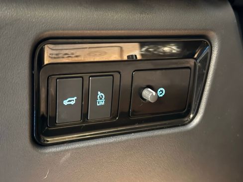 Used 2020 Jaguar F-PACE Premium image 18