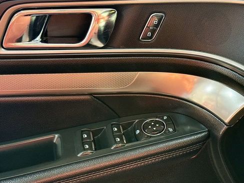 Used 2018 Ford Explorer XLT image 18