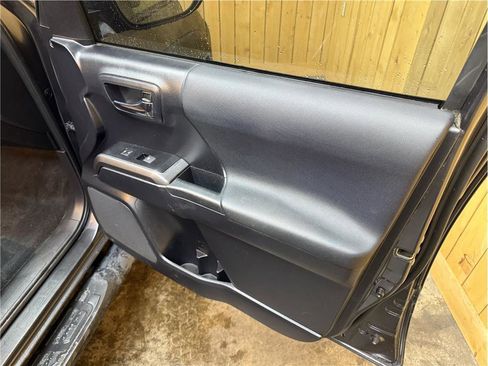 Used 2020 Toyota Tacoma TRD Off-Road w/ Technology Package image 17