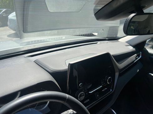 Used 2025 Toyota Highlander LE FWD image 17