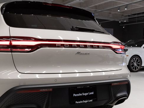 Certified 2026 Porsche Macan AWD/4WD image 32