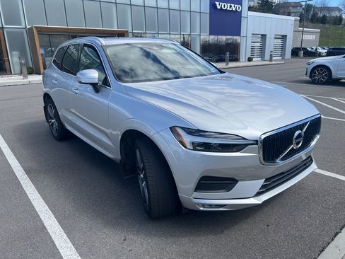 Used 2021 Volvo XC60 T5 Momentum w/ Premium Package image 3