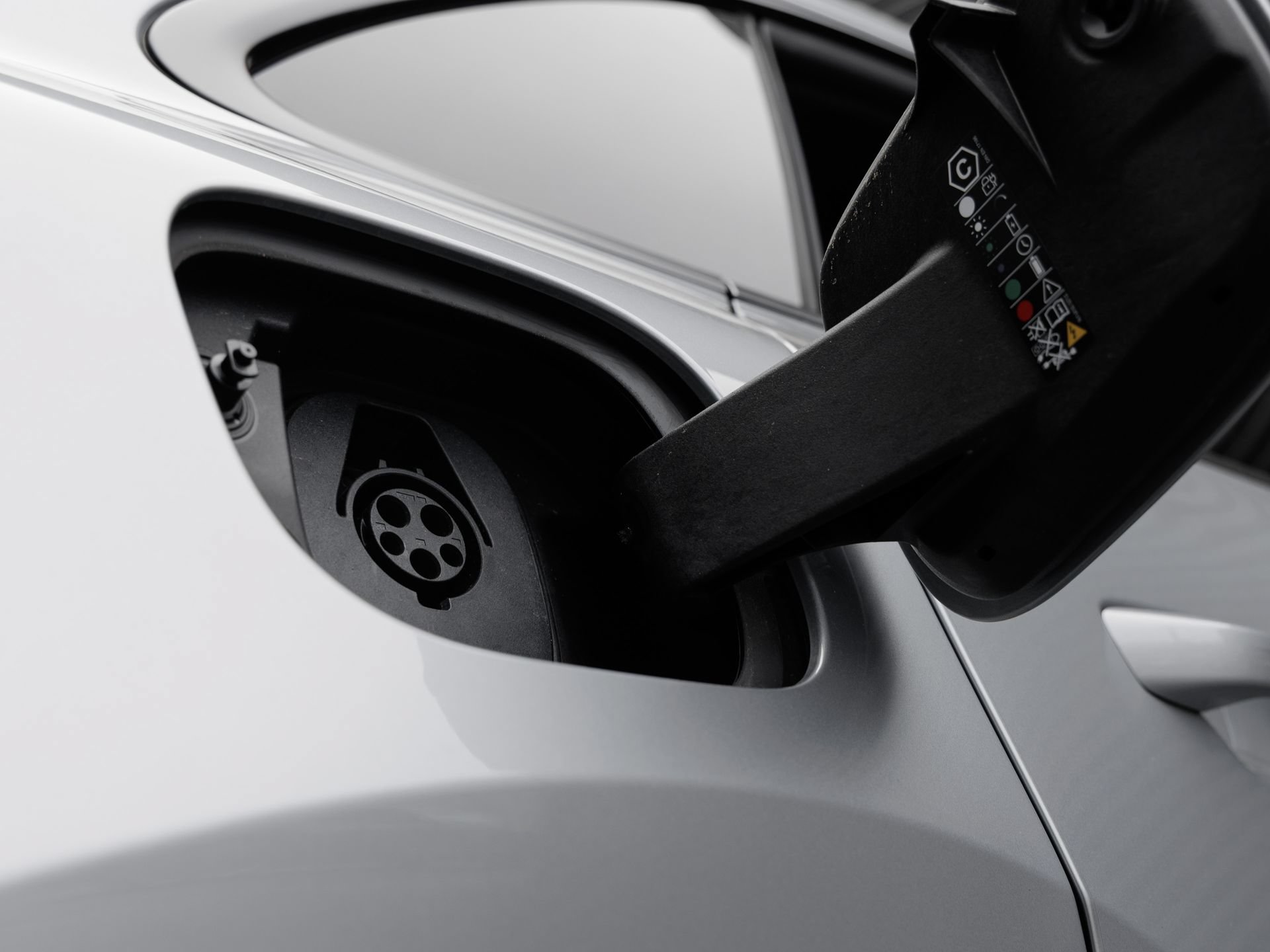 Certified 2025 Porsche Macan Electric RWD image 31