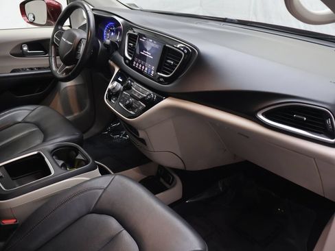 Used 2020 Chrysler Pacifica Touring-L Plus FWD image 10