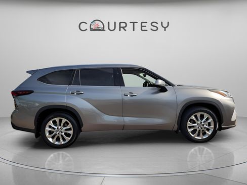 Certified 2026 Toyota Highlander XLE image 6