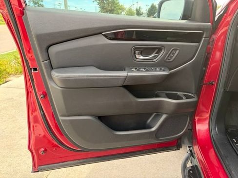 Used 2025 Honda Pilot Touring image 11