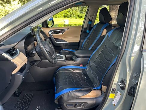 Used 2019 Toyota RAV4 XLE Premium FWD image 14