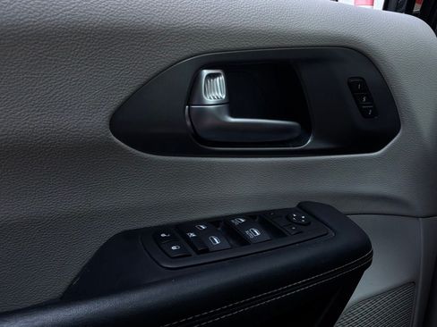 Used 2023 Chrysler Pacifica Touring-L FWD image 25