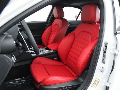 Used 2025 Alfa Romeo Giulia w/ Driving Assist Package image 19