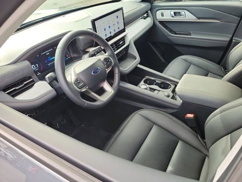 Used 2026 Ford Explorer Active RWD image 3