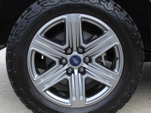 Used 2018 Ford F150 Lariat w/ Equipment Group 502A Luxury AWD/4WD image 9