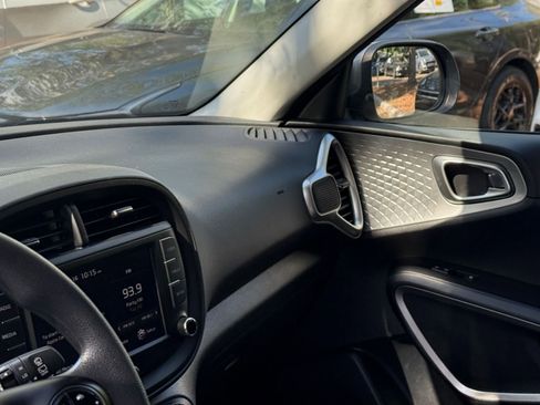 Used 2025 Kia Soul LX w/ LX Technology Package FWD image 32