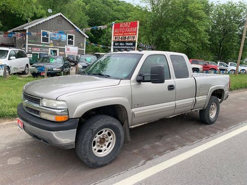 Used 2000 Chevrolet Silverado 2500 LS w/ Snow Plow Prep Pkg AWD/4WD image 2