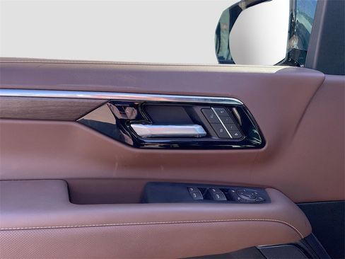 Used 2025 Chevrolet Tahoe High Country image 9