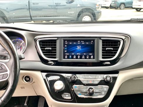 Used 2020 Chrysler Pacifica Touring-L FWD image 16