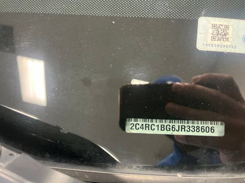 Used 2018 Chrysler Pacifica Touring-L w/ S Appearance Package FWD image 4