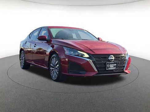 Used 2024 Nissan Altima 2.5 SV w/ SV Premium Package AWD/4WD image 3