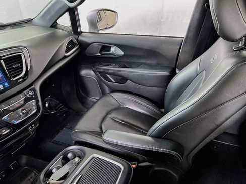 Used 2020 Chrysler Pacifica Touring-L Plus FWD image 22