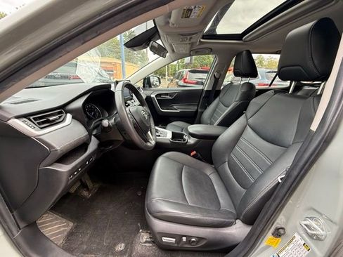 Used 2022 Toyota RAV4 XLE Premium image 9