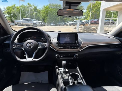 Used 2024 Nissan Altima 2.5 SV FWD image 12