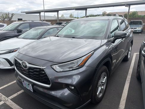 Used 2023 Toyota Highlander LE image 4