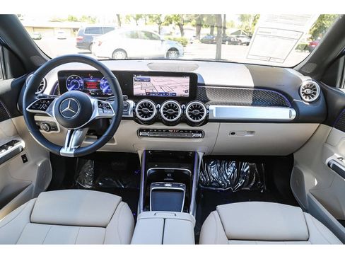 Used 2024 Mercedes-Benz EQB 300 4MATIC image 10