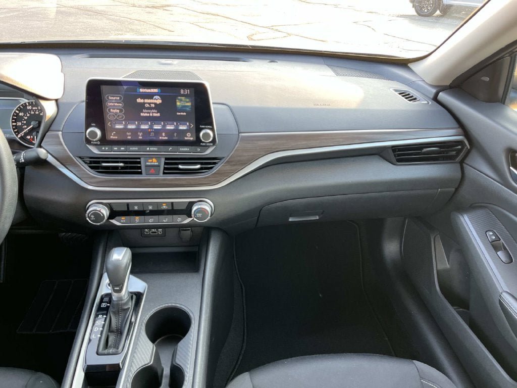 Used 2025 Nissan Altima 2.5 SV FWD image 11
