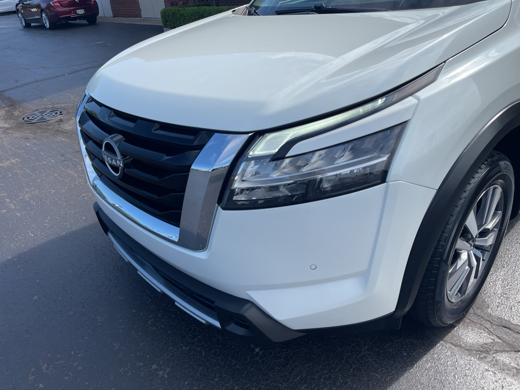 Used 2023 Nissan Pathfinder SL AWD/4WD image 2