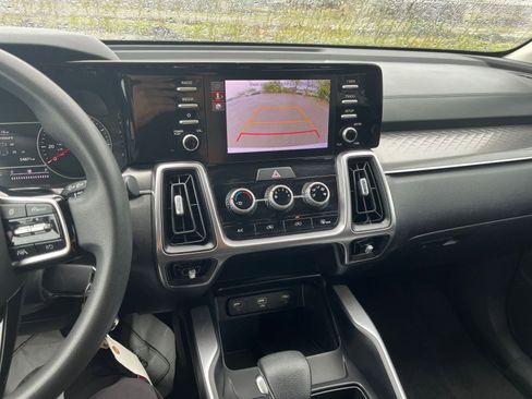 Used 2023 Kia Sorento LX image 17