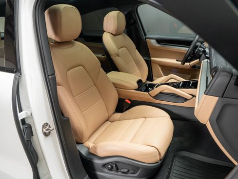 Certified 2024 Porsche Cayenne Coupe AWD/4WD image 35