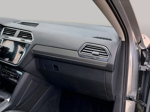 Used 2022 Volkswagen Tiguan SE FWD image 17