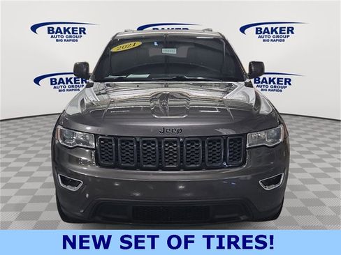 Used 2021 Jeep Grand Cherokee Laredo image 2