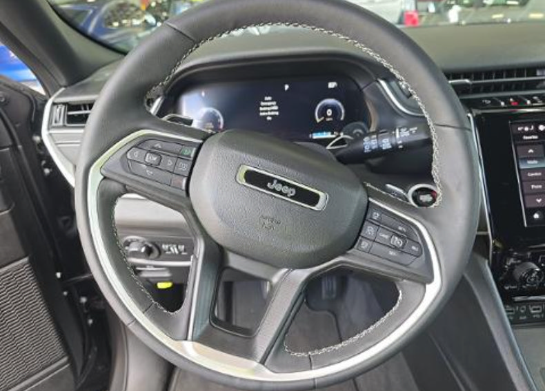 Used 2023 Jeep Grand Cherokee Altitude AWD/4WD image 15