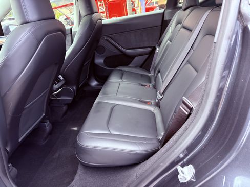 Used 2024 Tesla Model Y Long Range AWD/4WD image 17