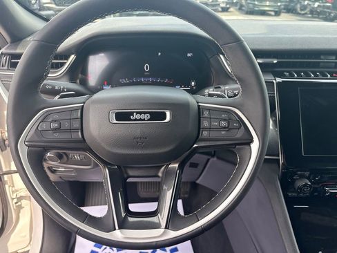 Used 2023 Jeep Grand Cherokee Altitude AWD/4WD image 19