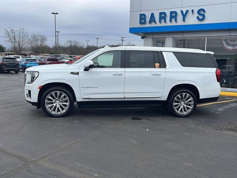 Used 2023 GMC Yukon XL SLT w/ SLT Luxury Package image 2
