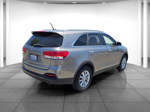 Used 2017 Kia Sorento FWD image 6