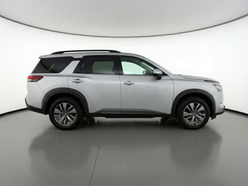 Used 2025 Nissan Pathfinder SV image 11