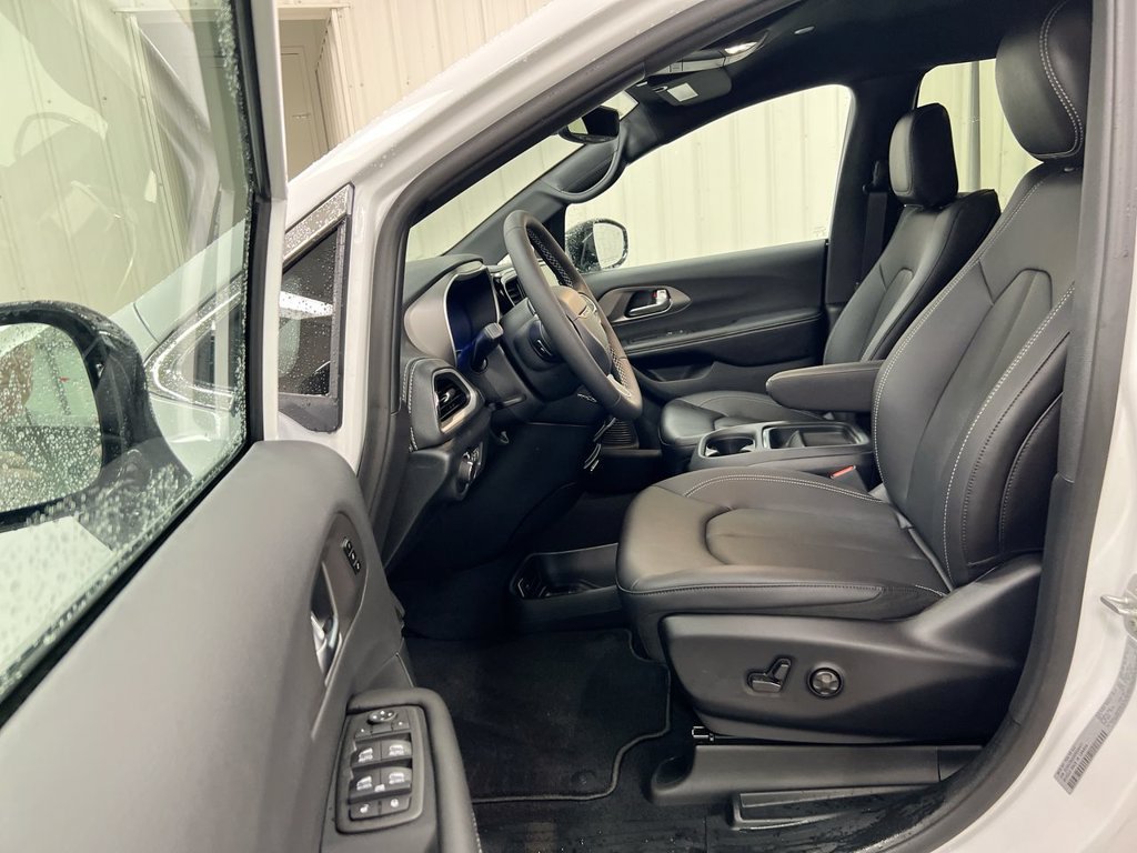 New 2027 Chrysler Pacifica Select w/ Family Tech Group AWD/4WD image 20