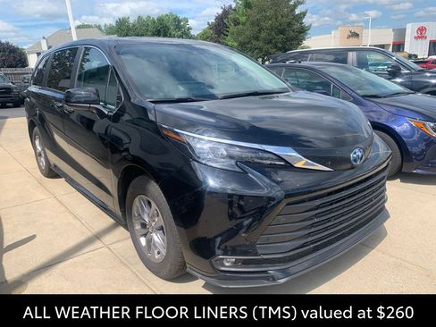 Used 2025 Toyota Sienna XLE AWD/4WD image 5