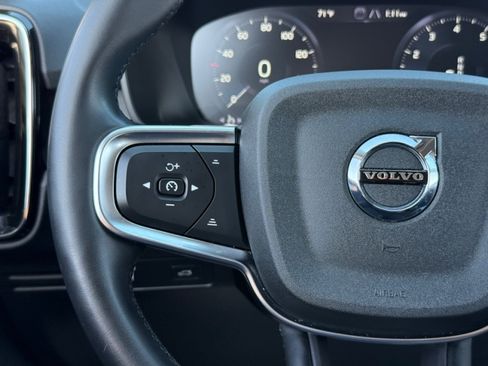 Used 2022 Volvo XC40 T5 Momentum image 24