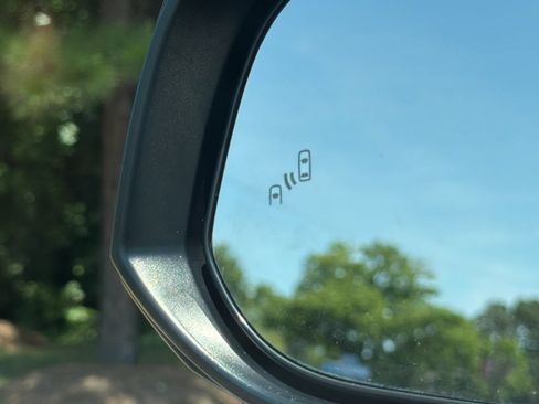 Used 2022 Toyota Highlander XLE AWD/4WD image 18