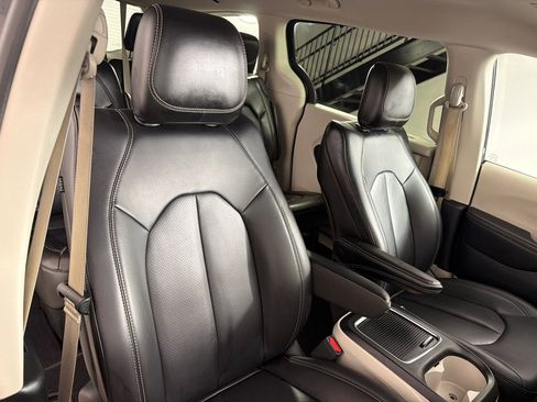 Used 2023 Chrysler Pacifica Touring-L FWD image 24
