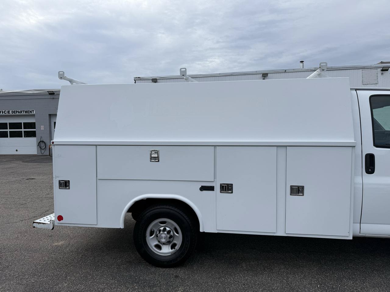 Used 2017 Chevrolet Express 3500 RWD image 19