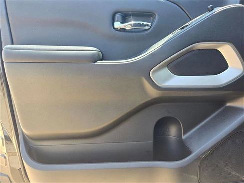 Used 2025 Nissan Frontier SV RWD image 11