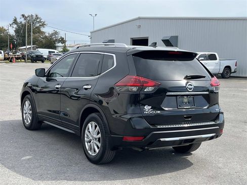 Used 2018 Nissan Rogue SV image 3
