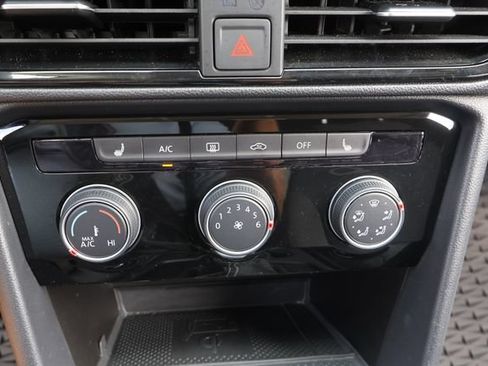 Certified 2023 Volkswagen Taos SE FWD image 28