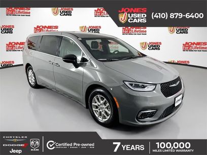 Used 2025 Chrysler Pacifica Select