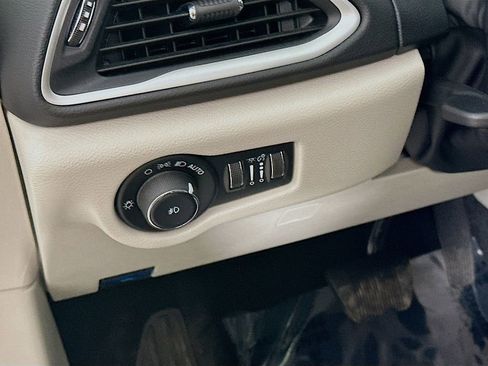 Certified 2024 Chrysler Pacifica Touring-L image 17